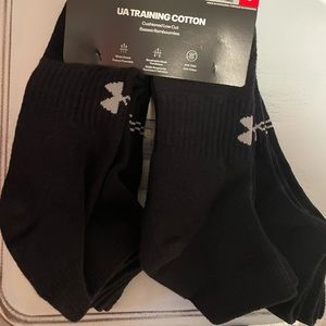 under Armour mens Sz.8-12 6 pack of low cut black socks. Training Cotton. NWT